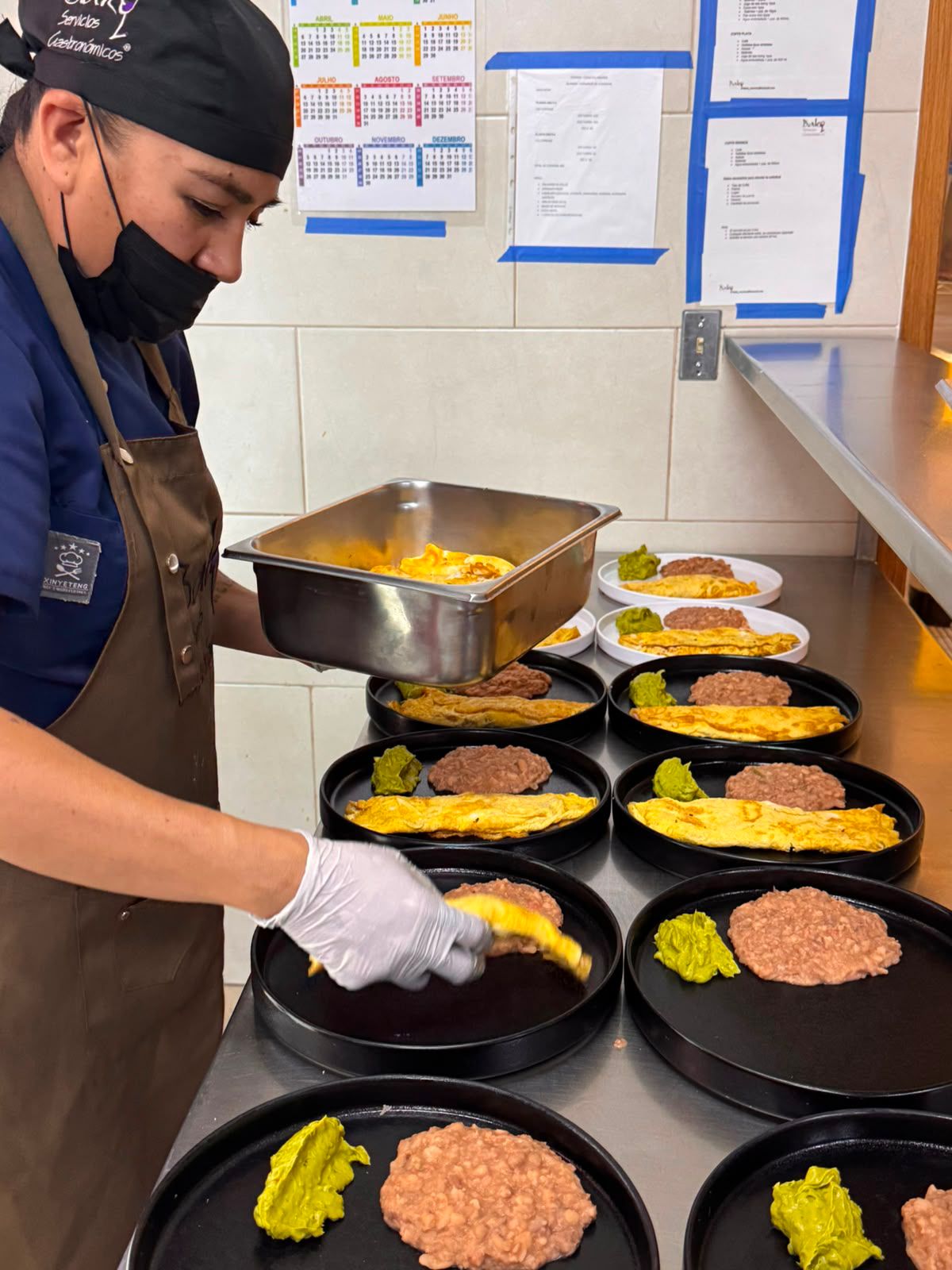 Chef Bako emplatando desayunos en línea de producción